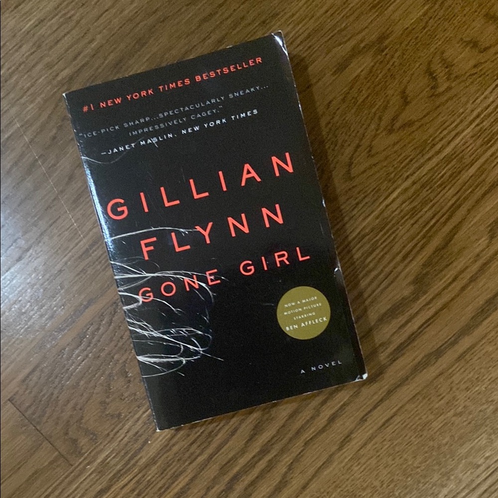 Gillian Flynn 'Gone Girl' Paperback Book